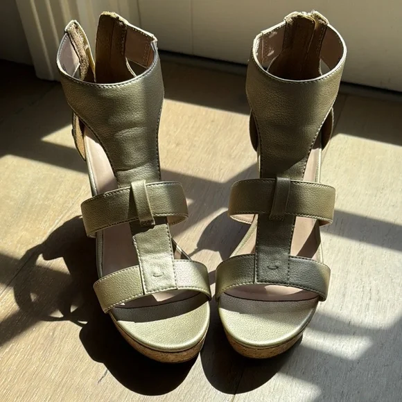 Elegant Gold Women's Sandal - Picture 11 of 11